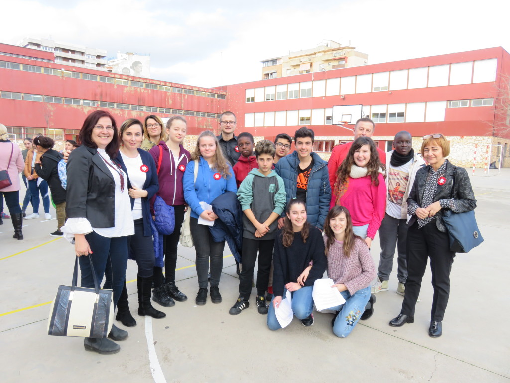 Uczniowie i nauczyciele z Pobiedzisk wraz z hiszpańskimi uczniami na boisku szkoły w Granollers.