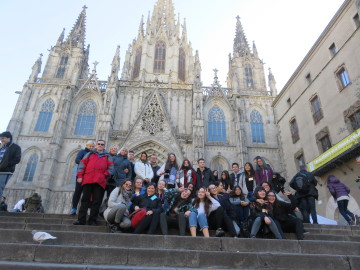 Uczniowie i nauczyciele biorący udział w projekcie TVUWW, podczas zwiedzania Barcelony.