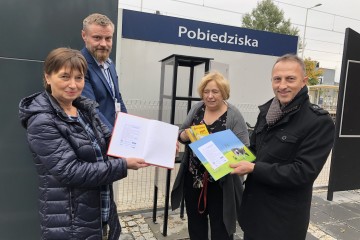 Pierwsze książki w Bibliotece Lokalnej pochodzą z darów czytelników Biblioteki Publicznej w Pobiedziskach. Na zdjęciu Małgorzata Halber, dyrektorka Biblioteki Publicznej, Ireneusz Antkowiak burmistrz miasta i gminy Pobiedziska oraz pracownicy wymienionych instytucji