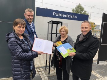 Pierwsze książki w Bibliotece Lokalnej pochodzą z darów czytelników Biblioteki Publicznej w Pobiedziskach. Na zdjęciu Małgorzata Halber, dyrektorka Biblioteki Publicznej, Ireneusz Antkowiak burmistrz miasta i gminy Pobiedziska oraz pracownicy wymienionych instytucji