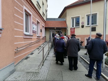 kolejka-szczepienie (1)-min