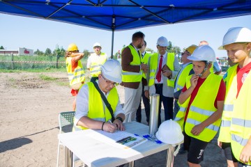 Wmurowanie Akt Erekcyjny BOISKA SPORTOWEGO Z SALĄ KONFERENCYJ (12)