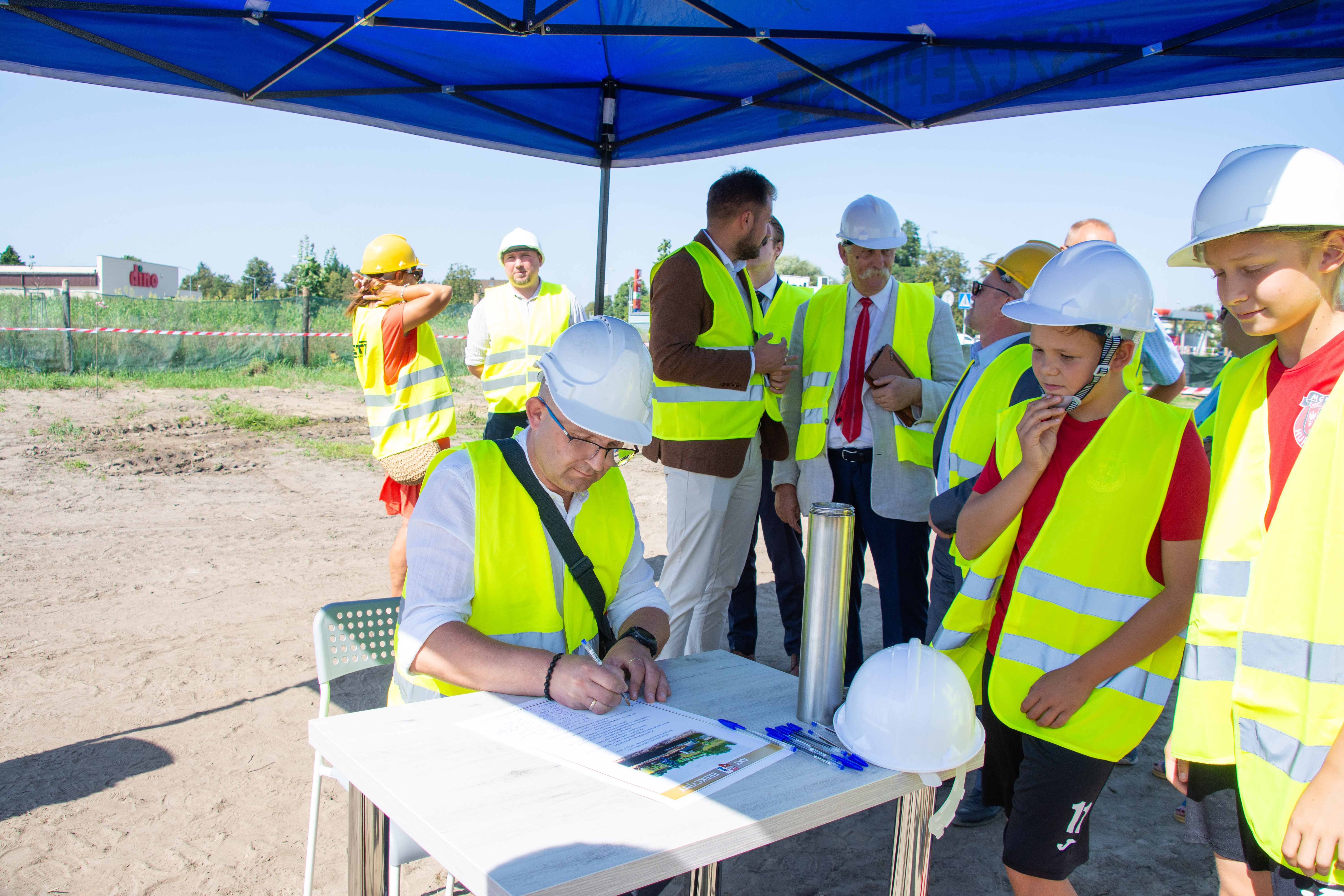 Wmurowanie Akt Erekcyjny BOISKA SPORTOWEGO Z SALĄ KONFERENCYJ (12)