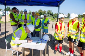 Wmurowanie Akt Erekcyjny BOISKA SPORTOWEGO Z SALĄ KONFERENCYJ (13)